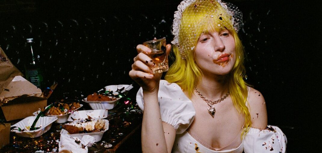 Listen to Paramore’s Hayley Williams’ New Song “Showbiz” Listen to Paramore’s Hayley Williams’ New Song “Showbiz”