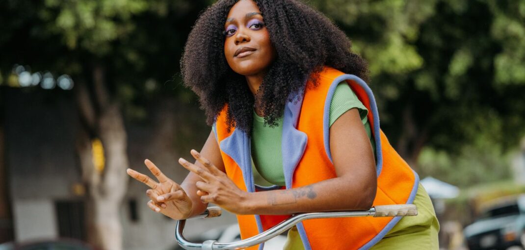 Watch Noname Turn Into a Bird in Video for New Song “Hundred Acres” Watch Noname Turn Into a Bird in Video for New Song “Hundred Acres”