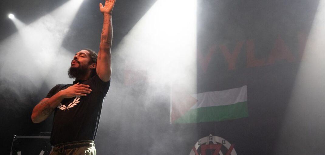 Bob Vylan Won’t Face Charges for “Death to the IDF” Chant Bob Vylan Won’t Face Charges for “Death to the IDF” Chant