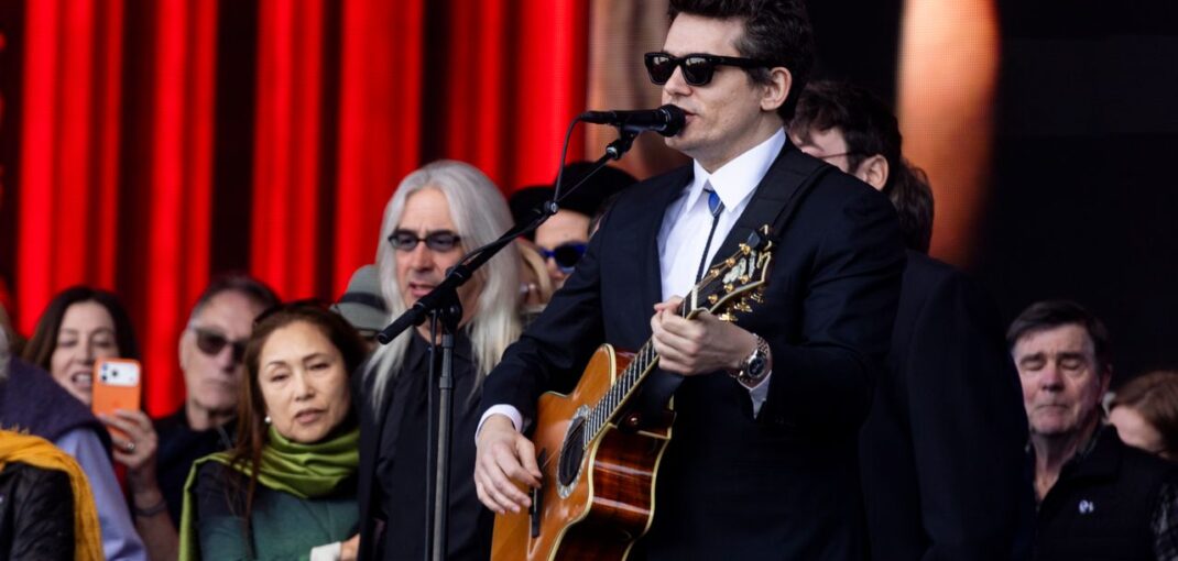 Watch John Mayer Pay Tribute to Bob Weir With “Ripple” Cover Watch John Mayer Pay Tribute to Bob Weir With “Ripple” Cover