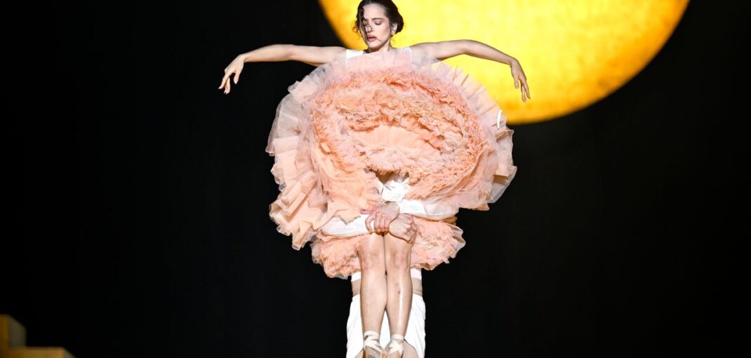 Here’s What Went Down at Rosalia’s Lux Tour Opener Here’s What Went Down at Rosalia’s Lux Tour Opener