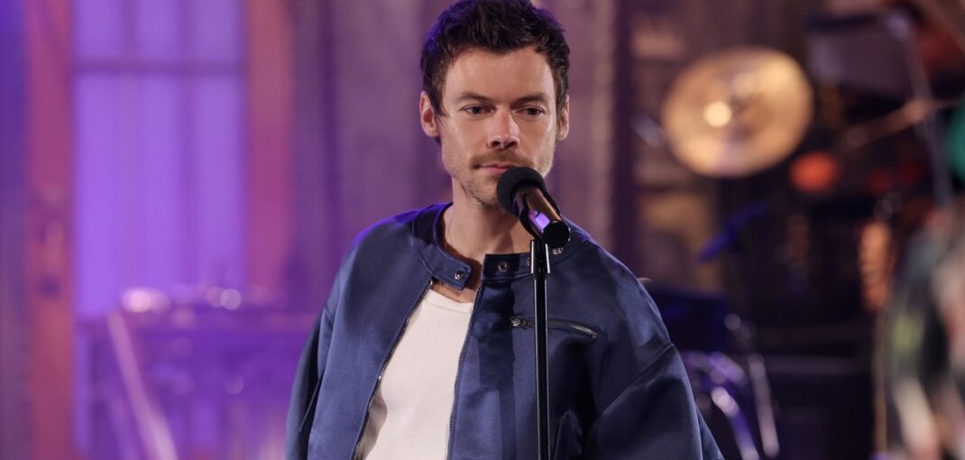 Watch Harry Styles Bring “Dance No More” and “Coming Up Roses” to SNL Watch Harry Styles Bring “Dance No More” and “Coming Up Roses” to SNL