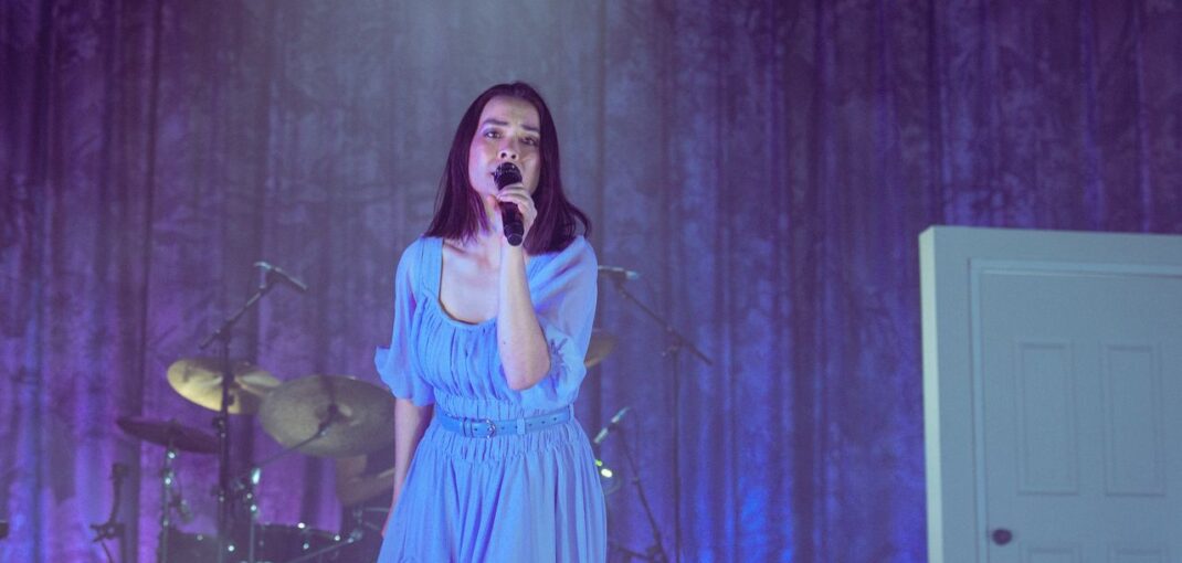 Mitski Brings a Regal “If I Leave” to Kimmel Mitski Brings a Regal “If I Leave” to Kimmel