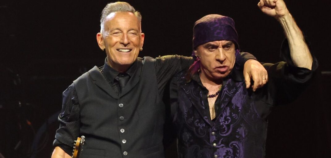 Watch Bruce Springsteen Cover “Purple Rain” in High-Def Watch Bruce Springsteen Cover “Purple Rain” in High-Def