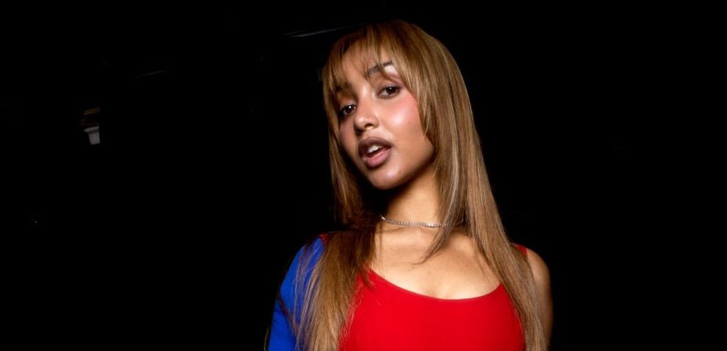 PinkPantheress Turns London Into a Moving Walkway in “Girl Like Me” Video PinkPantheress Turns London Into a Moving Walkway in “Girl Like Me” Video