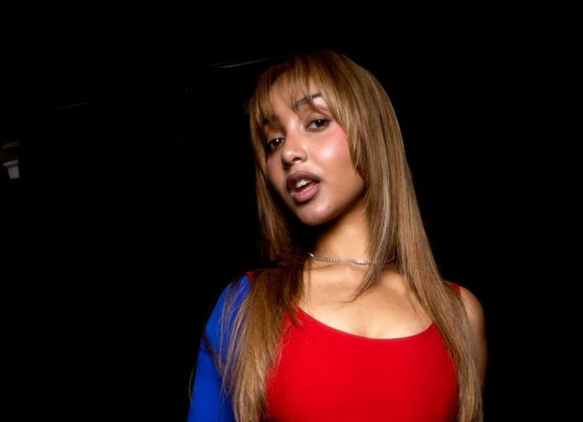 PinkPantheress Turns London Into a Moving Walkway in “Girl Like Me” Video PinkPantheress Turns London Into a Moving Walkway in “Girl Like Me” Video